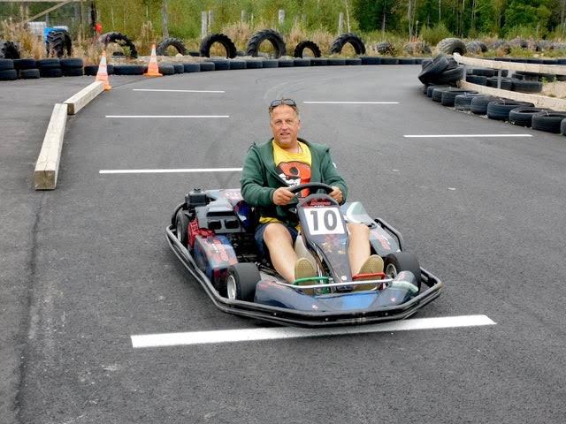 Thomas i gokart på utomhusbanan